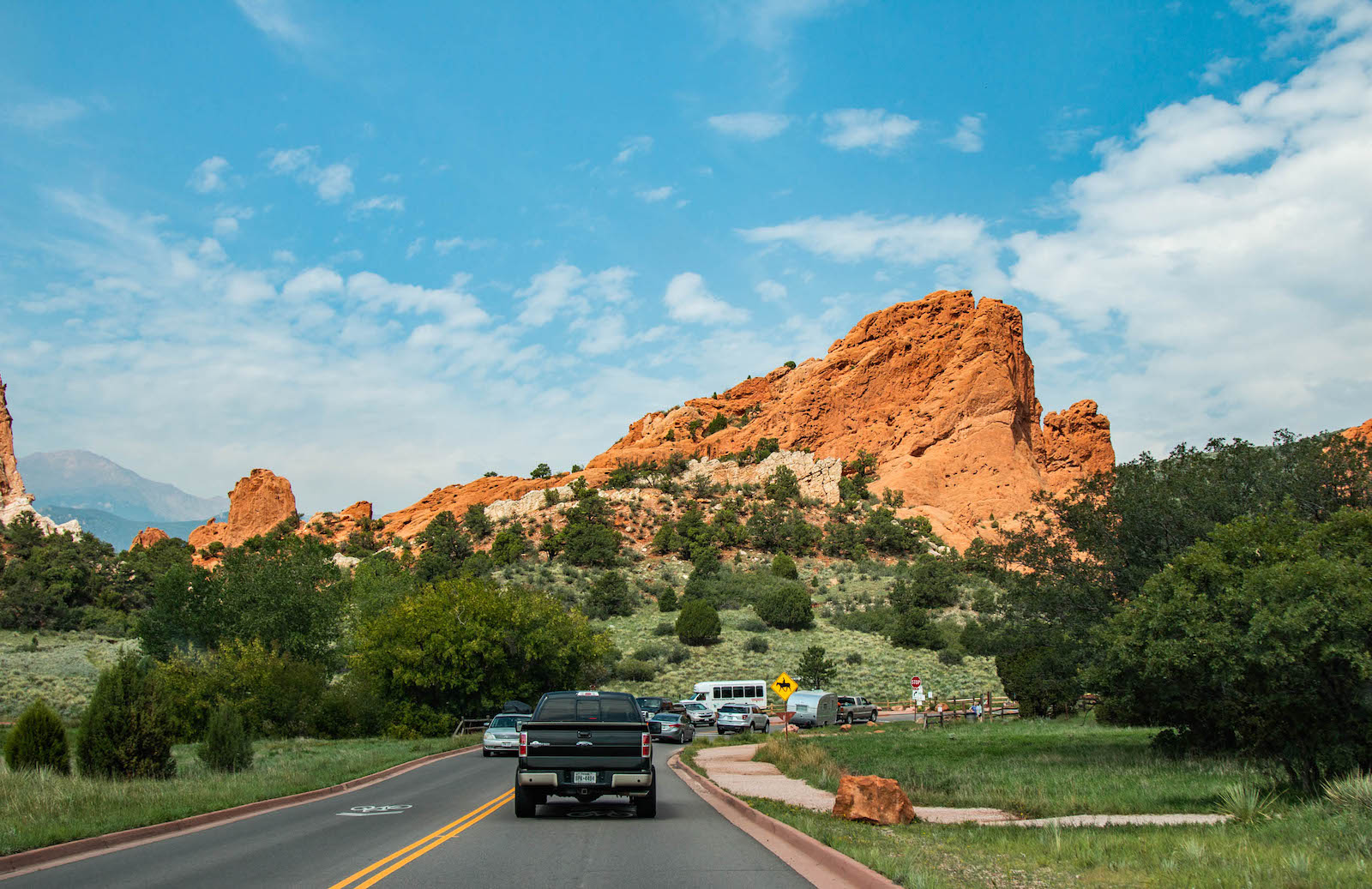 Cars lined up for the Garden of the Gods Auto Tour